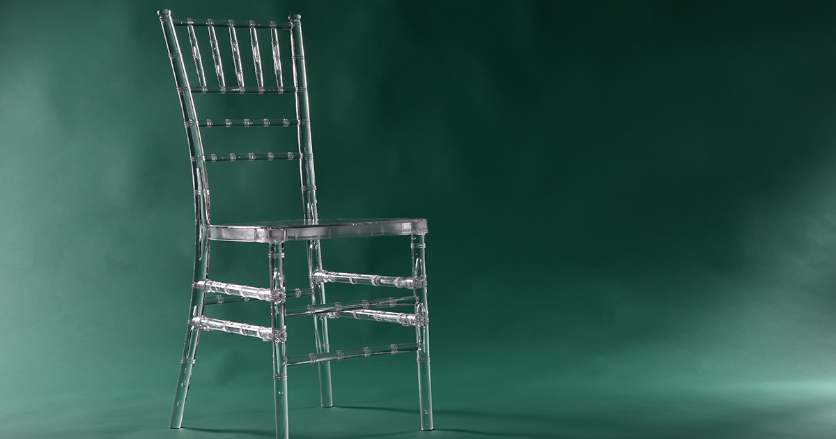 Une chaise design transparente